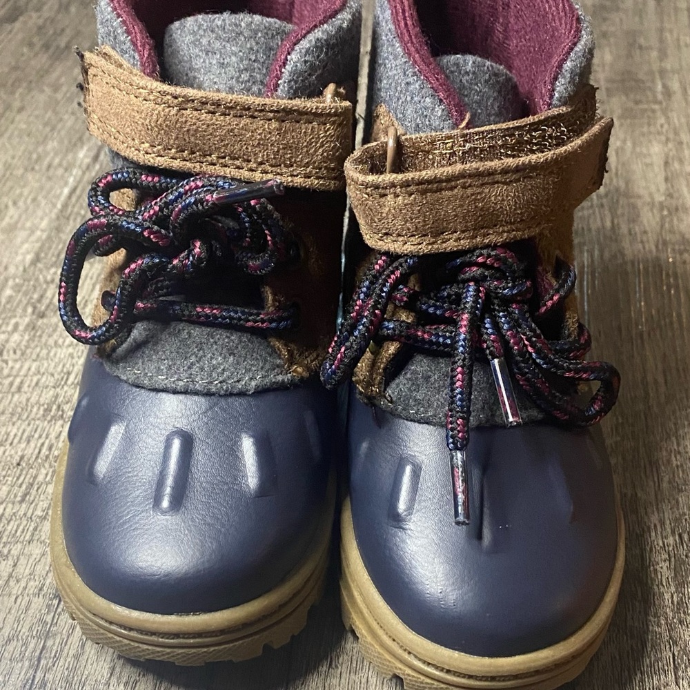 Toddler snow boots Size 7, 2 pair available